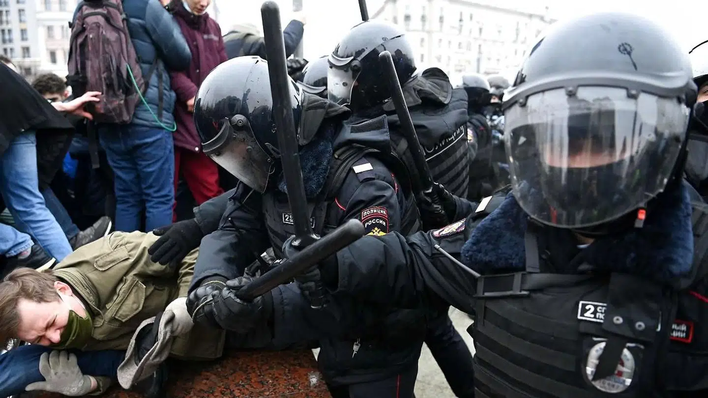 Demonstranter i sammenstød med kampklædte betjente i Moskva.