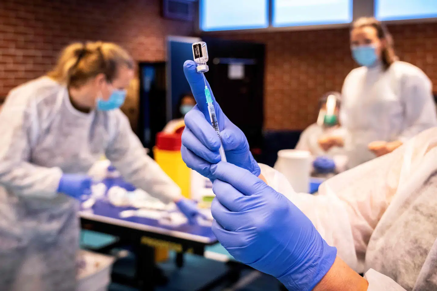 En sygeplejerske i den norske by Drammen gør en sprøjte med vaccine mod covid-19 klar. En britist mutant af covid-19 fik lørdag myndighederne til at lukke Oslo-regionen ned. Ole Berg-Rusten/Ritzau Scanpix