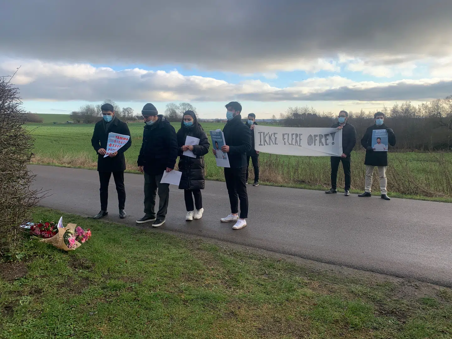 Lidt over en uge efter drabet på Yamma Ahamadzai arrangerede familien en demonstration foran bostedet Ørbækskilde, hvor han blev dræbt. Her ses Yammas far og tre yngre søskende tage en sidste afsked.