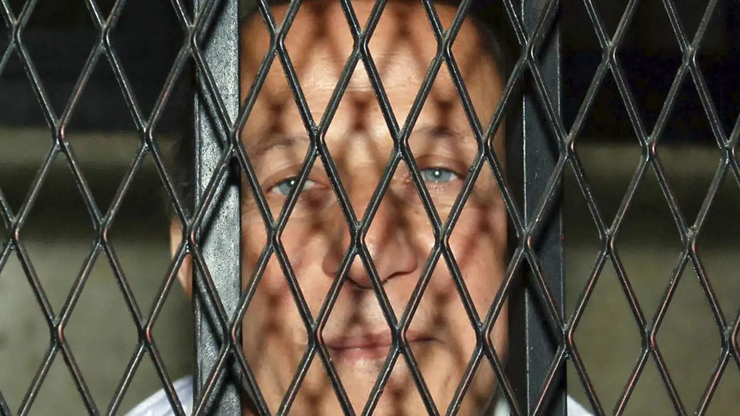 Mohamed Mansours fætter og den tidligere boligminister, Ahmed el-Maghrabi, ankommer her til retten i Kario forud for en retssag om spild af offentlige midler.