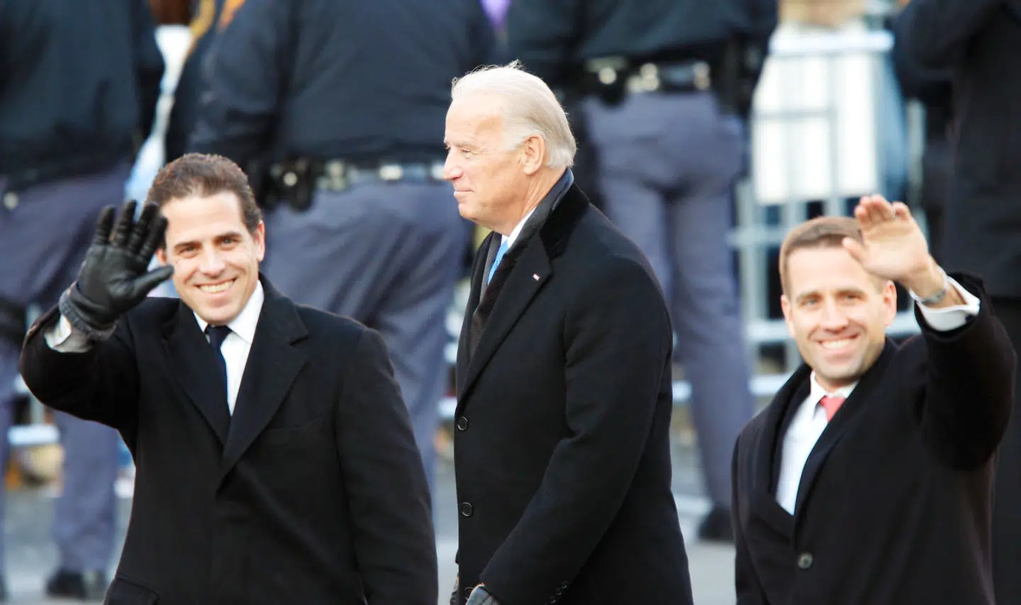 Arkivfoto af Joe Biden sammen med sønnerne Hunter (til venstre) og Beau (til højre). Sønnerne fik Joe Biden sammen med sin første hustru, Neilia, som mistede livet i en tragisk trafikulykke i 1972. Også parrets datter, Naomi, mistede livet i ulykken, mens sønnerne overlevede.