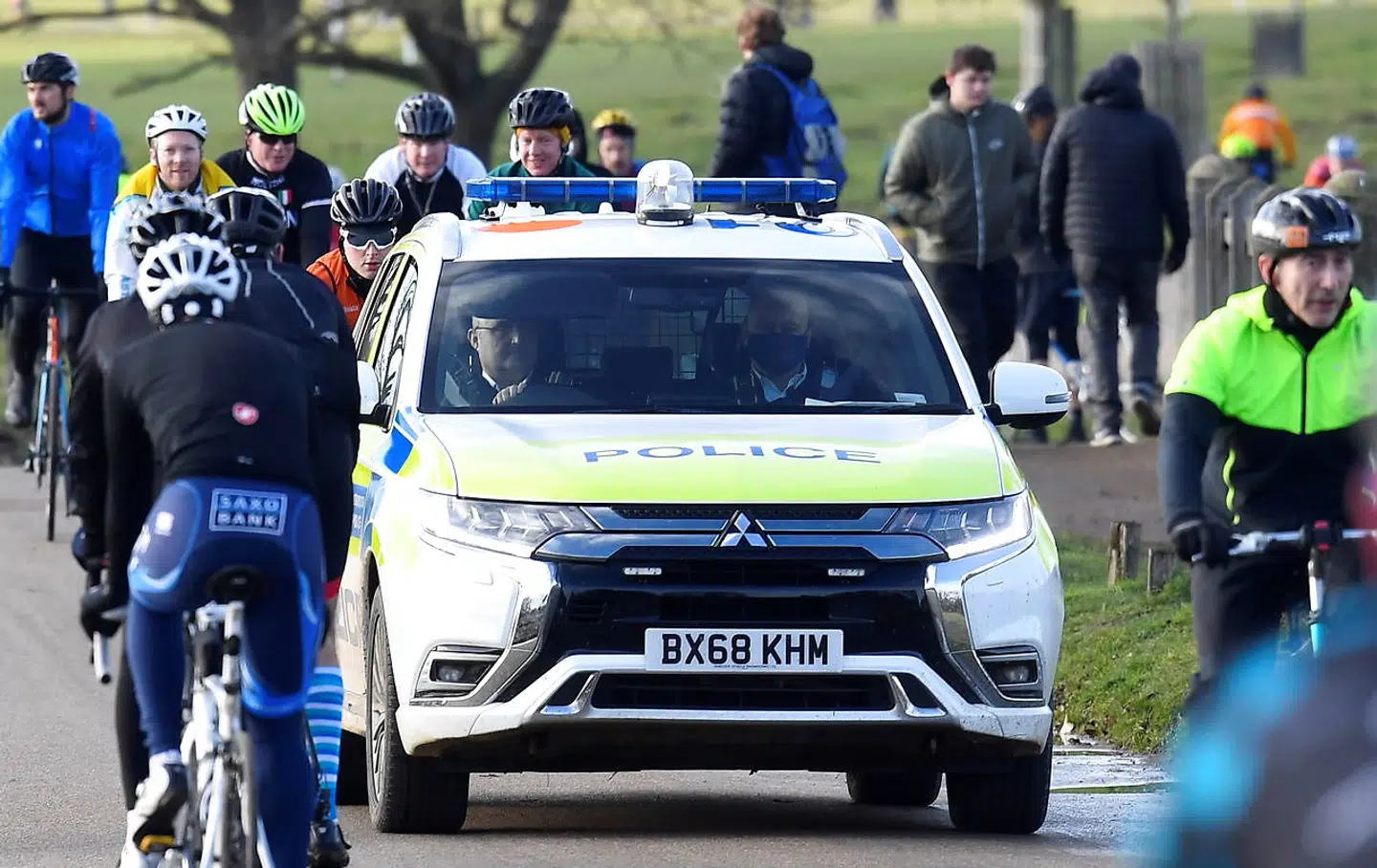 Politiet patruljerer i en bil i London.