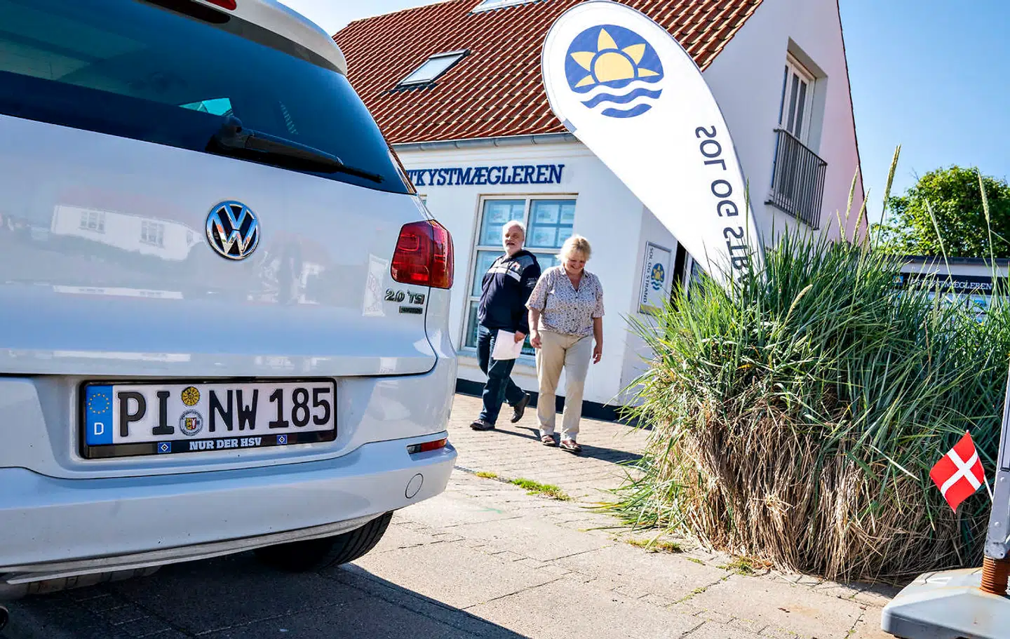 Tyske turister ankommer efter grænseåbningen til Sol og Strands sommerhusudlejning i Løkken, 15. juni 2020. Sol og Strand krydser fingre for, at der åbnes for udenlandske turister igen i år.