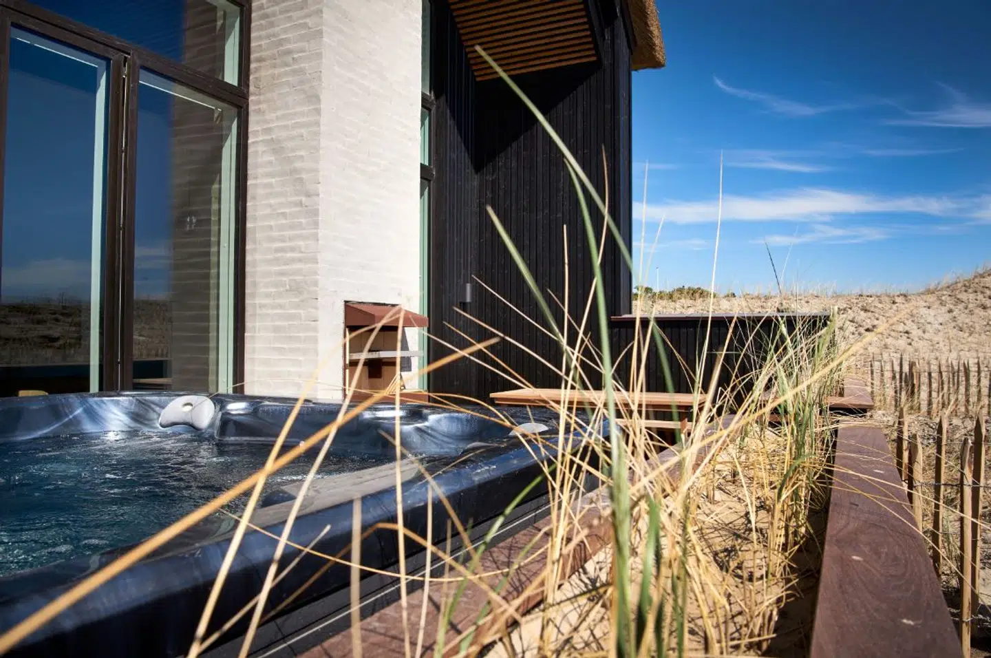 Strandvilla med egen spa på terrassen.