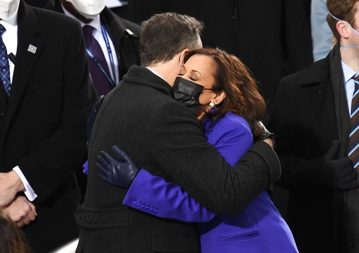 Kamala Harris får et kram af sin mand efter edsaflæggelsen.
