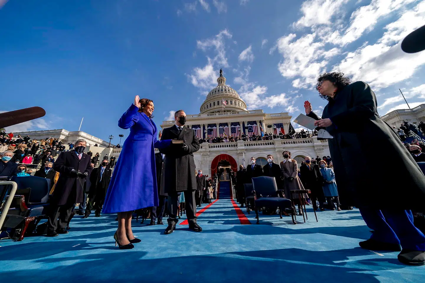 Kamala Harris blev taget i ed som ny vicepræsident.