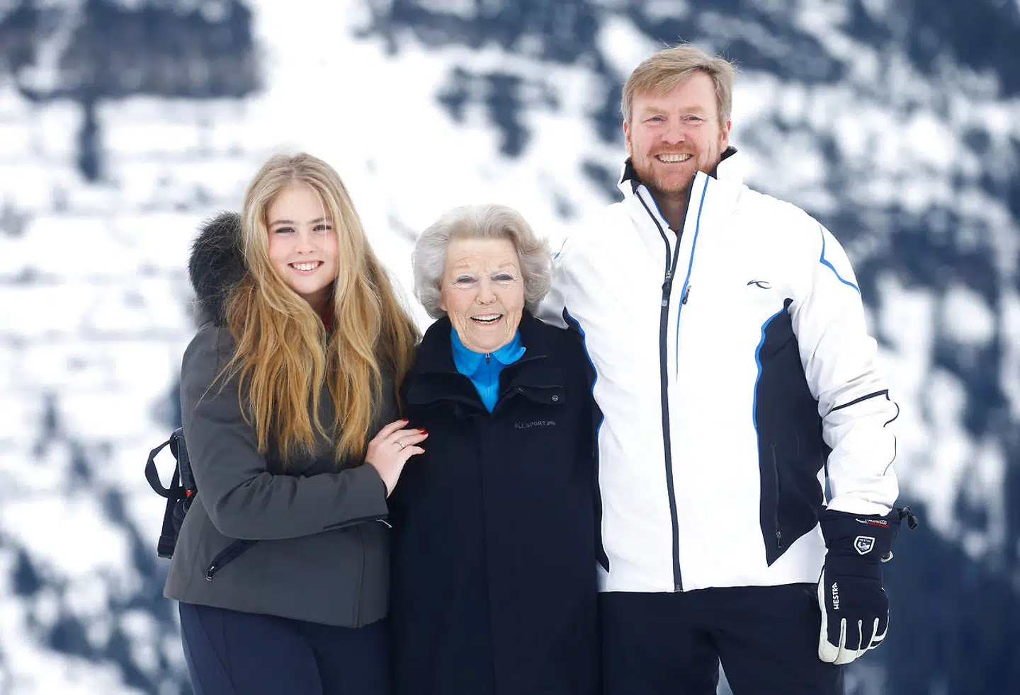 Den hollandske kong Willem-Alexander med hans mor prinsesse Beatrix og den 17-årige Amalia. Foto REUTERS/Arnd Wiegmann