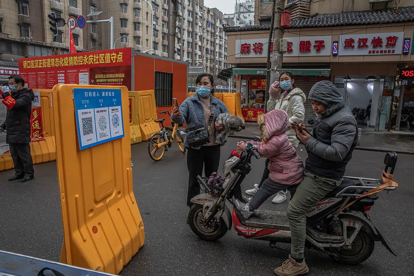 For at komme omkring i Wuhan skal man scanne QR-koder, der giver enten rødt eller grønt lys for videre færd.