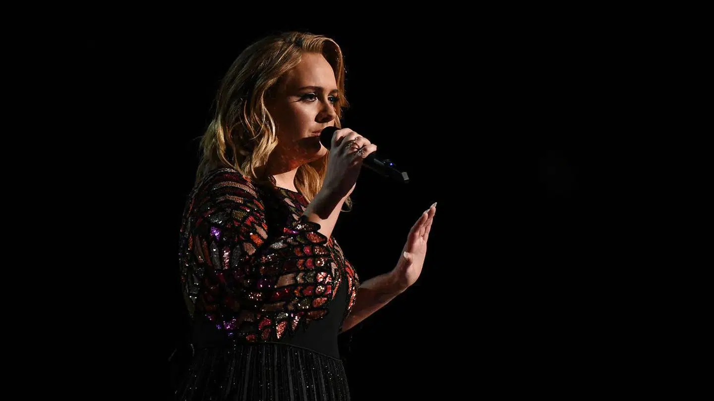 Adele optræder ved Grammy-uddelingen i 2017.