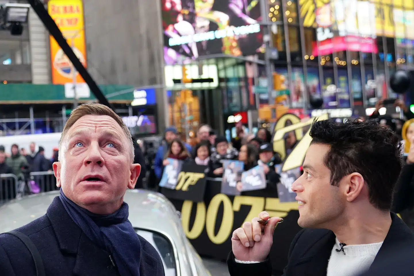 Den britiske skuespiller Daniel Craig (tv.) indtager for femte gang rollen som agent 007 i ny Bond-film, hvis premieredato er blevet udskudt til oktober. Rami Malek (th.) spiller skurk i filmen. (Arkivfoto) Carlo Allegri/Reuters