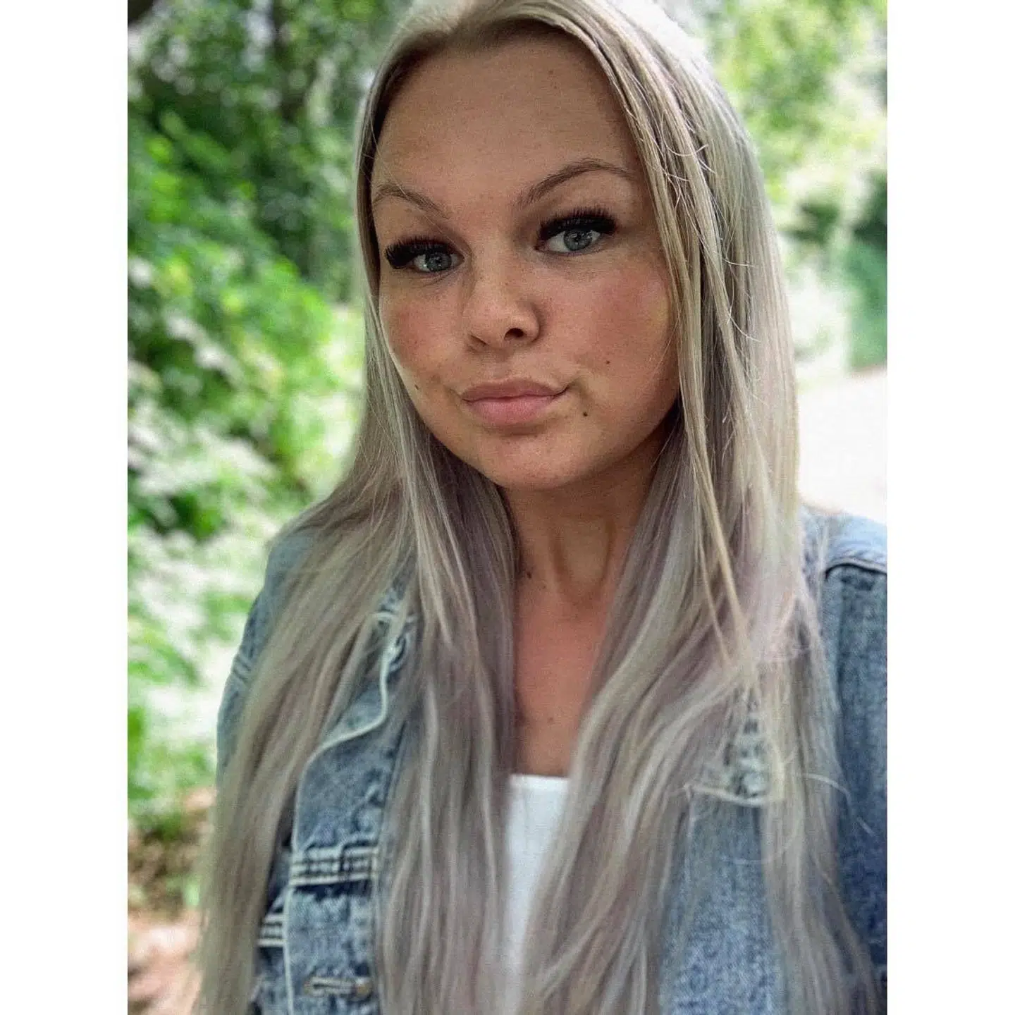 21-årige Freya Malu Schøn kunne pludselig se et billede af sig selv – oprindelig brugt i en helt anden sammenhæng – blive kommenteret flittigt af mænd, der ikke sparede på sexistiske og nedgørende bemærkninger om hende.»Det er en syg tendens at gøre sådan noget. Jeg kan jo se, at flere af dem, der kommenterer, er mænd med familie, kone og børn. Hvad laver de inde i sådan et forum,« spørger hun undrende.Foto: Privat