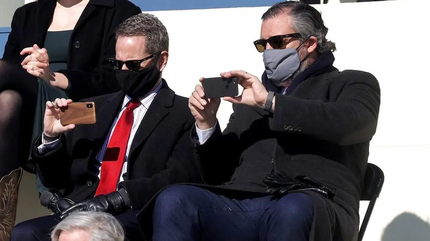Senator Ted Cruz (th.) har mobilen fremme for at forevige øjeblikket under Joe Bidens indsættelsesceremoni.