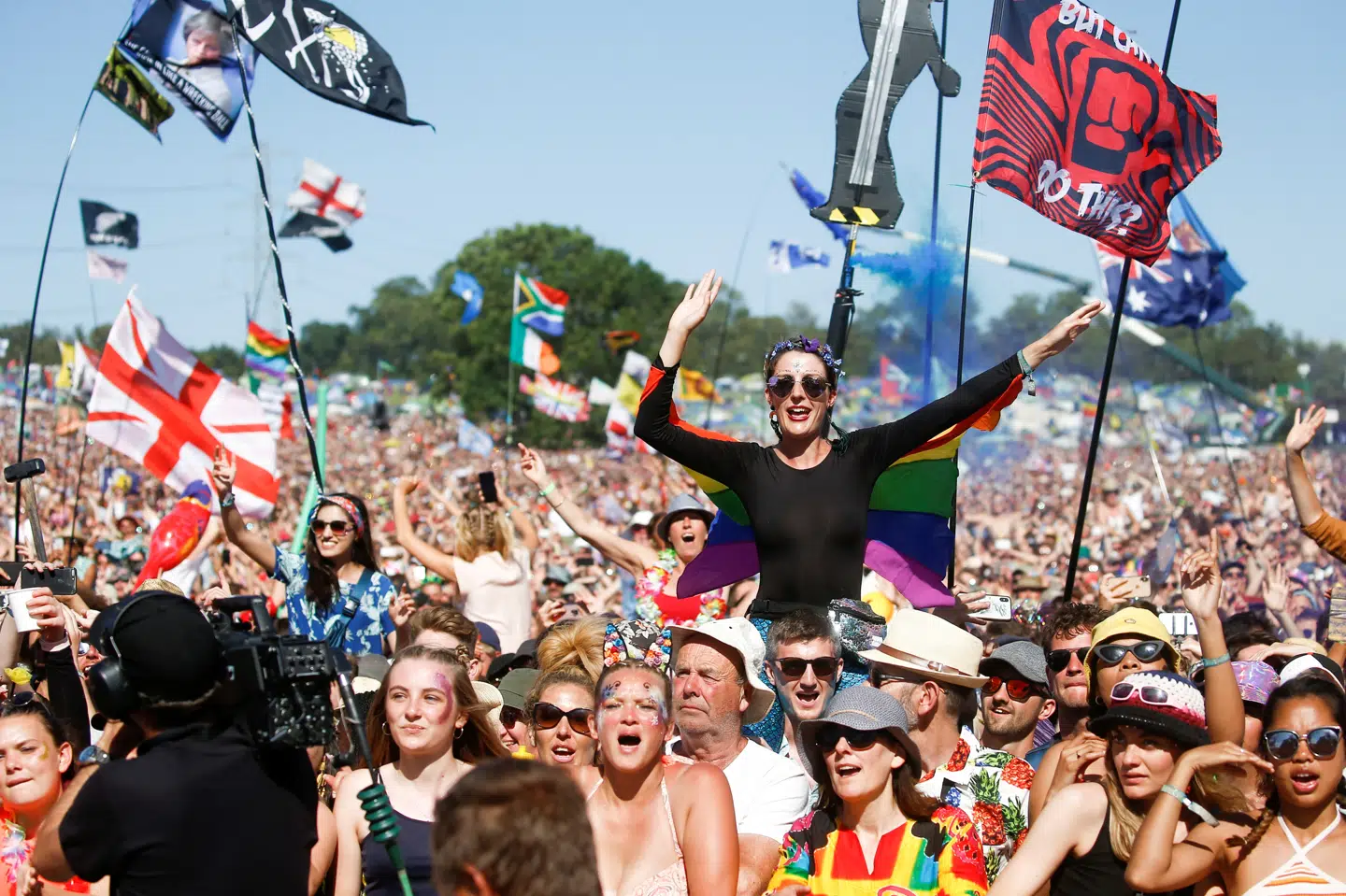 Der kommer til at gå noget tid endnu, før gæster igen kan feste, sådan som de her gjorde på Glastonbury Festival i 2019. (Arkivfoto) Henry Nicholls/Reuters