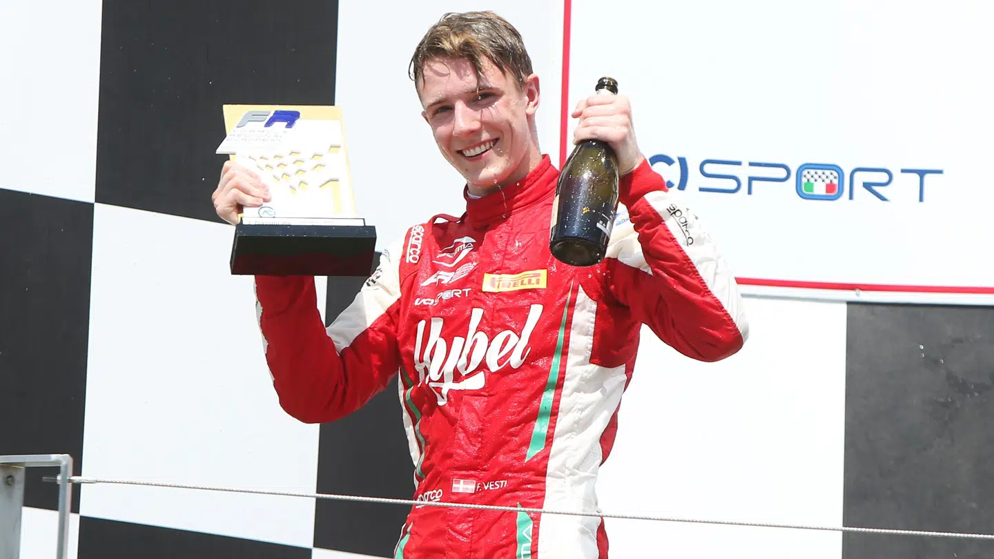 Frederik Vesti har skrevet kontrakt med Mercedes og er nu juniorkører for det succesfulde team. (pressefoto)