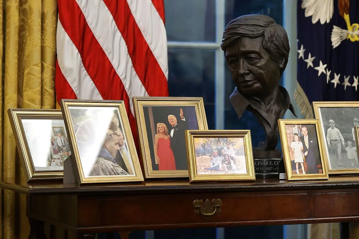 En buste af borgerrettighedsforkæmperen Cesar Chavez ses blandt Joe Bidens fotografier af familien.