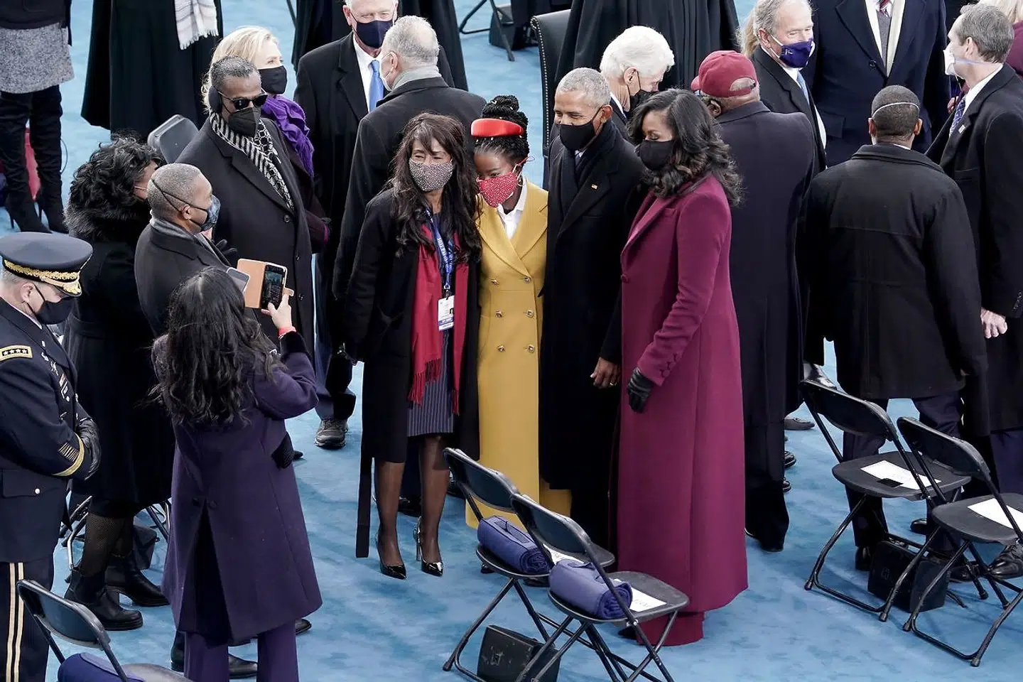 Amanda Gorman sammen med tidligere præsident Barack Obama og Michelle Obama.