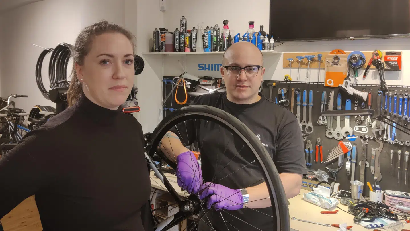 Selv om Dennis og Lotte Grubbeholm har lagt penge til side, siden de åbnede deres forretning for 3,5 år siden, så er kassen tom, og momsindbetalingen 1. marts presser økonomien.