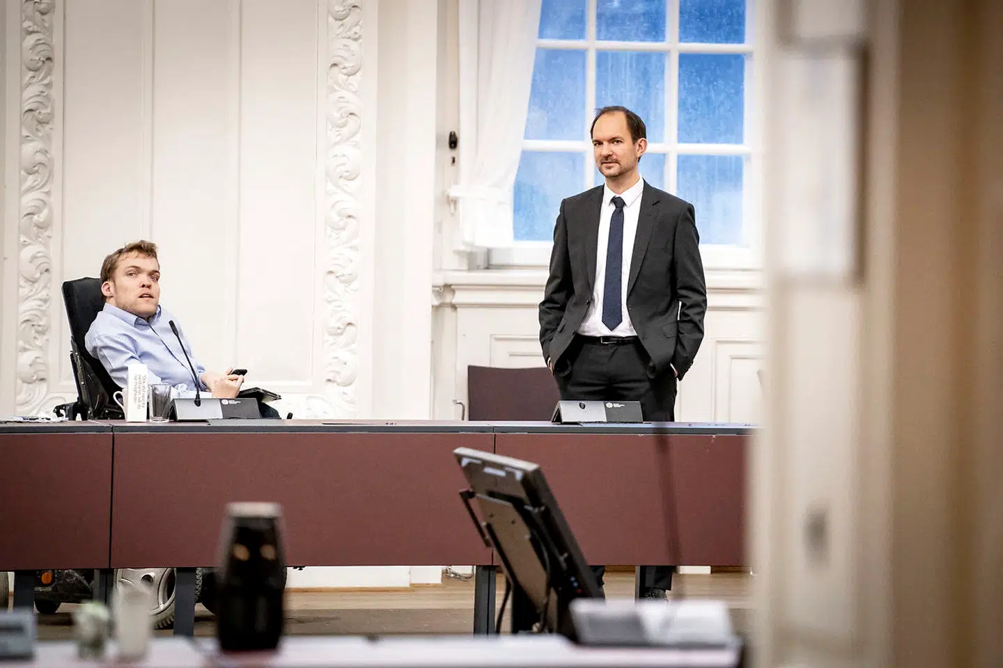 Radikales Kristian Hegaard (tv.) og Jeppe Bruus fra Socialdemokratiet til mødet, hvor tiltalen mod Støjberg kommer på plads.