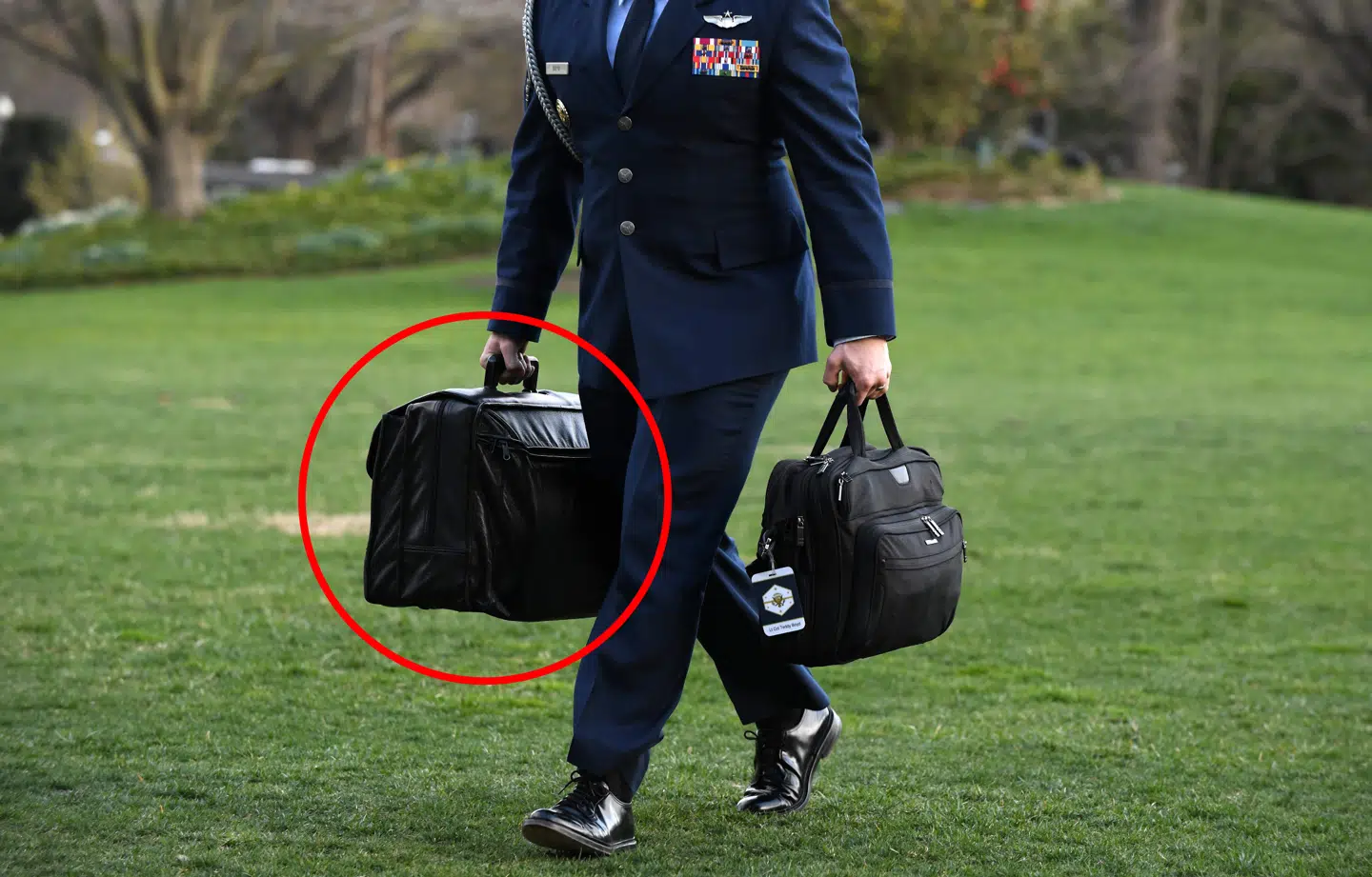Arkivfoto. Her ses en militærofficer bære 'atom-fodbolden' i sin højre hånd.