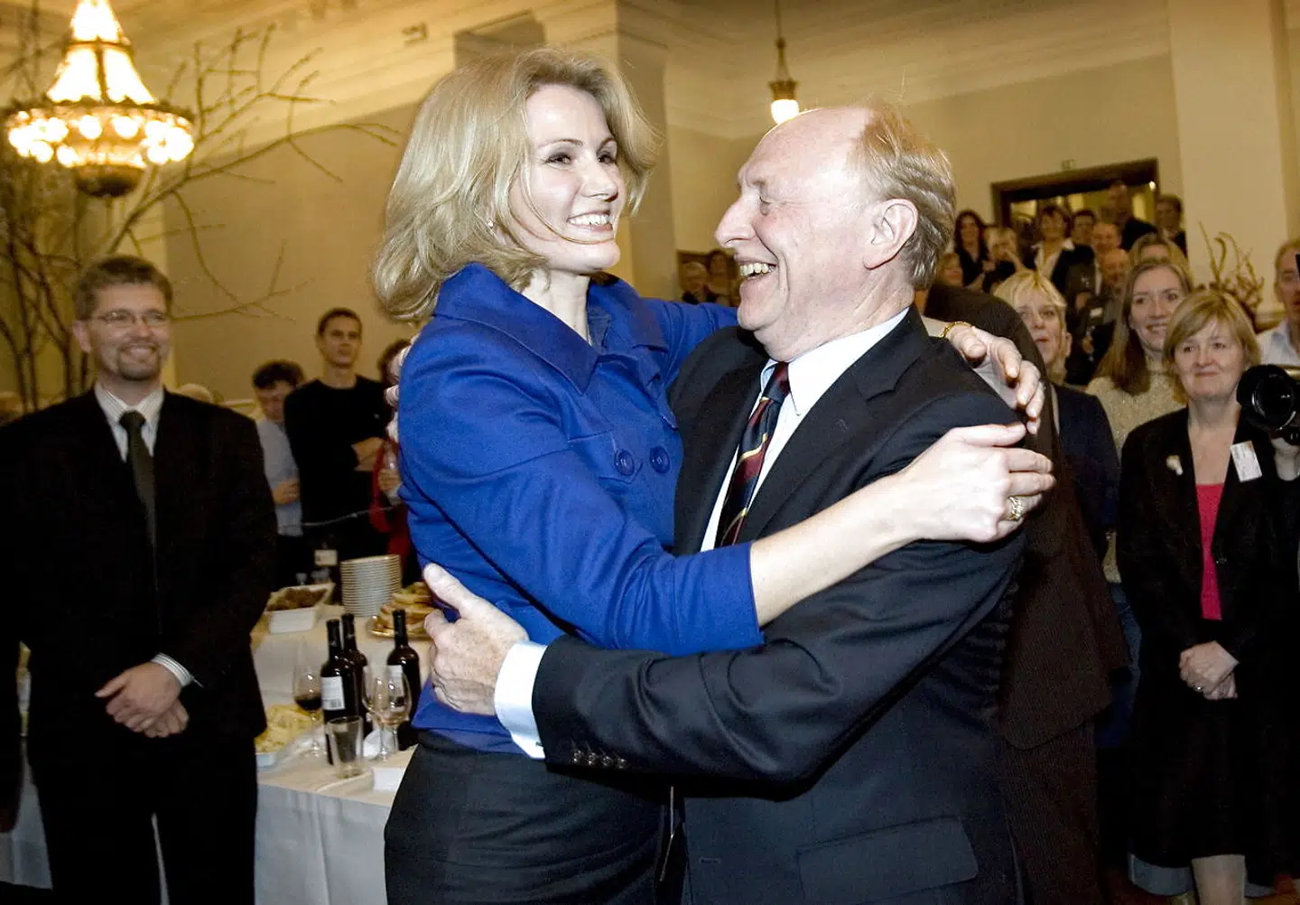 Helle Thorning-Schmidt fotograferet med sin svigerfar Neil Kinnock i 2010. Den tidligere britiske Labour-leder var i 1987 indirekte med til at stoppe Joe Bidens præsidentkandidatur. For nylig tilbød Kinnock i spøg, at han fortsat gerne ville skrive taler for den nyvalgte amerikanske præsident.