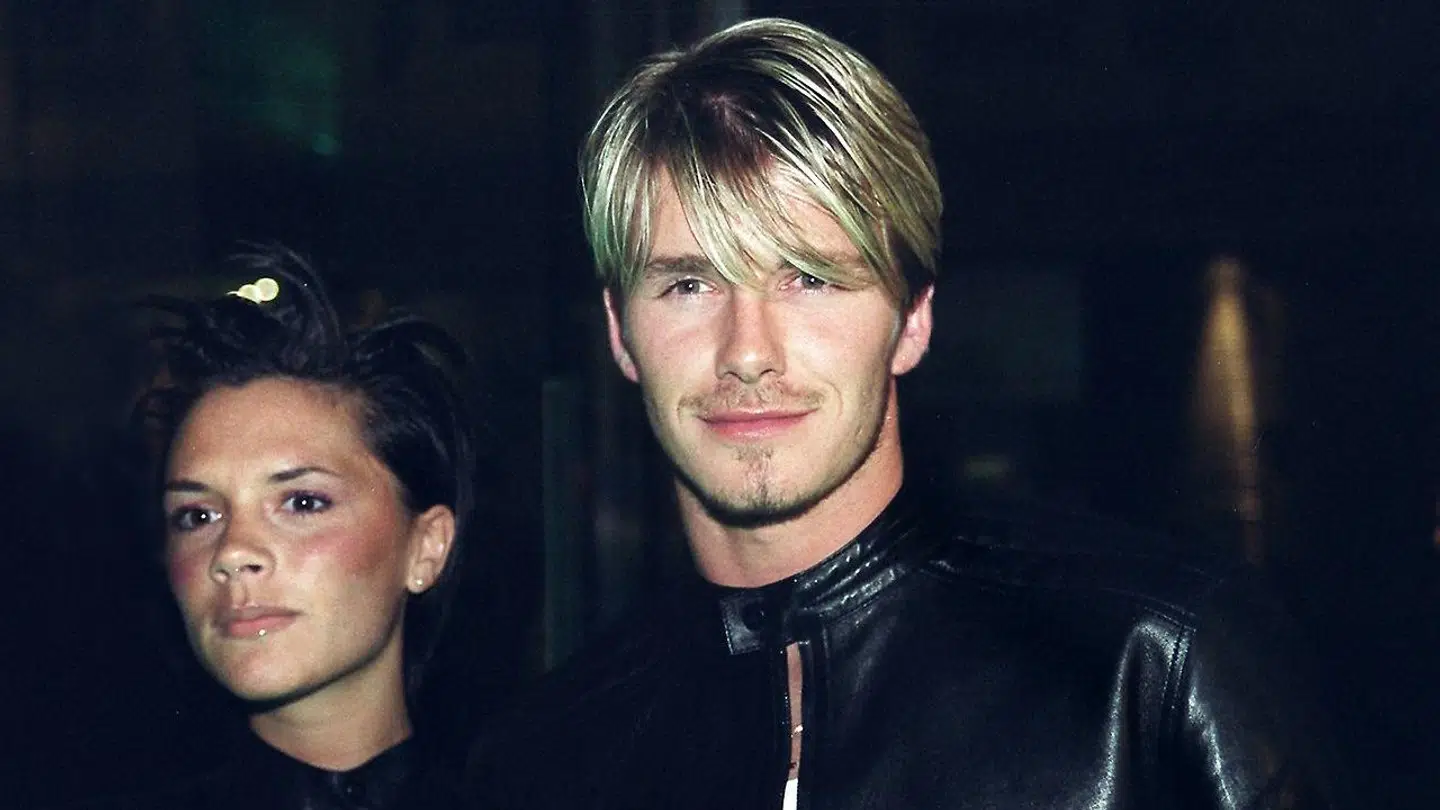 David Beckham med sit lange lyse hår ved siden af sin hustru, Victoria Beckham, tilbage i 1999.