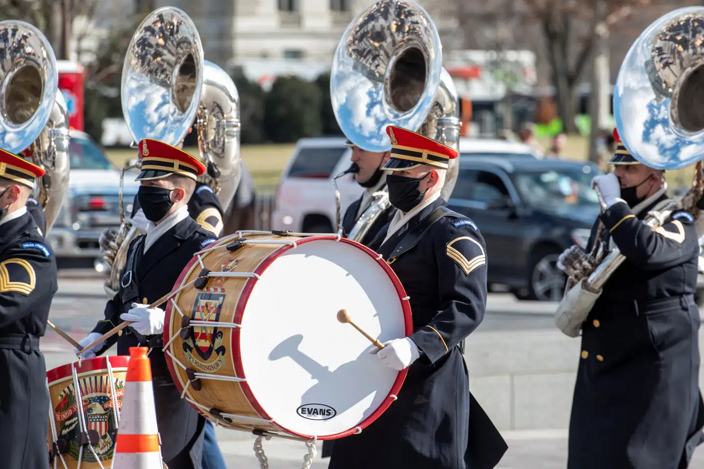 Et militærband øvede tirsdag foran Kongressen forud for Joe Biden og Kamala Harris' indsættelse onsdag. Pool/Reuters