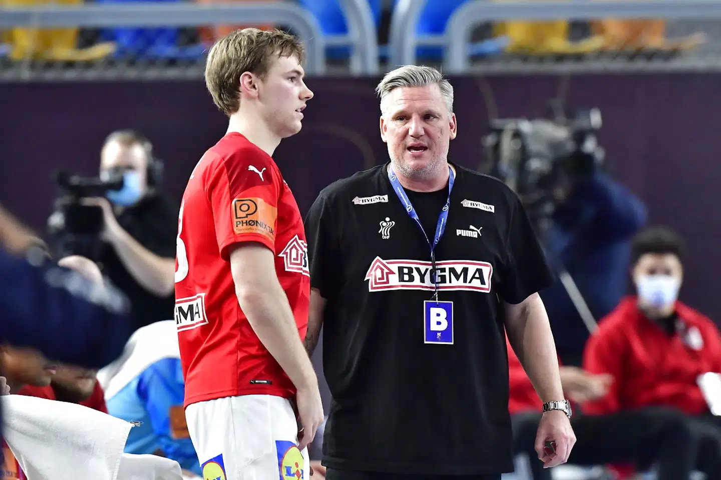 KAIRO 20210119 Danmarks Mathias Gidsel och tränaren Nikolaj Bredahl Jacobsen under tisdagens match i handbolls-VM, grupp D, mellan Danmark och Argentina på Cairo Stadium Sports Hall. Foto: Jonas Ekströmer / TT / kod 10030. (Foto: 10030 Jonas Ekströmer/TT/Scanpix 2021)