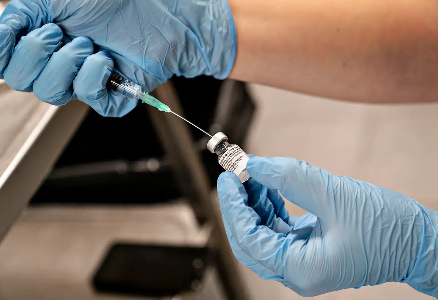 En læge forbereder covid-19 vaccine til vaccination af +65 borgere, som både får personlig pleje og praktisk bistand fra kommunen, i Brovst Hallen, onsdag den 13. januar 2021. (Foto: Henning Bagger/Ritzau Scanpix)