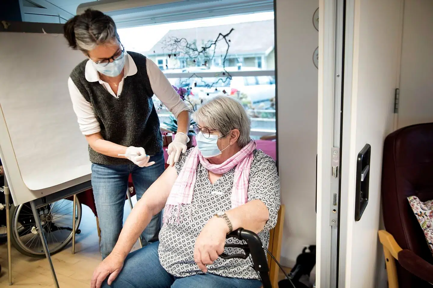 (ARKIV) Covid-vaccination af beboere og ansatte på en række plejehjem i Svendborg Kommune søndag den 3. januar 2021. Det går hurtigere end først antaget med at vaccinere alle plejehjemsbeboere mod covid-19 første gang. Tirsdag åbner vaccinationscentre for næste gruppe. Det skriver Ritzau, tirsdag den 5. januar 2021.. (Foto: Tim Kildeborg Jensen/Ritzau Scanpix)