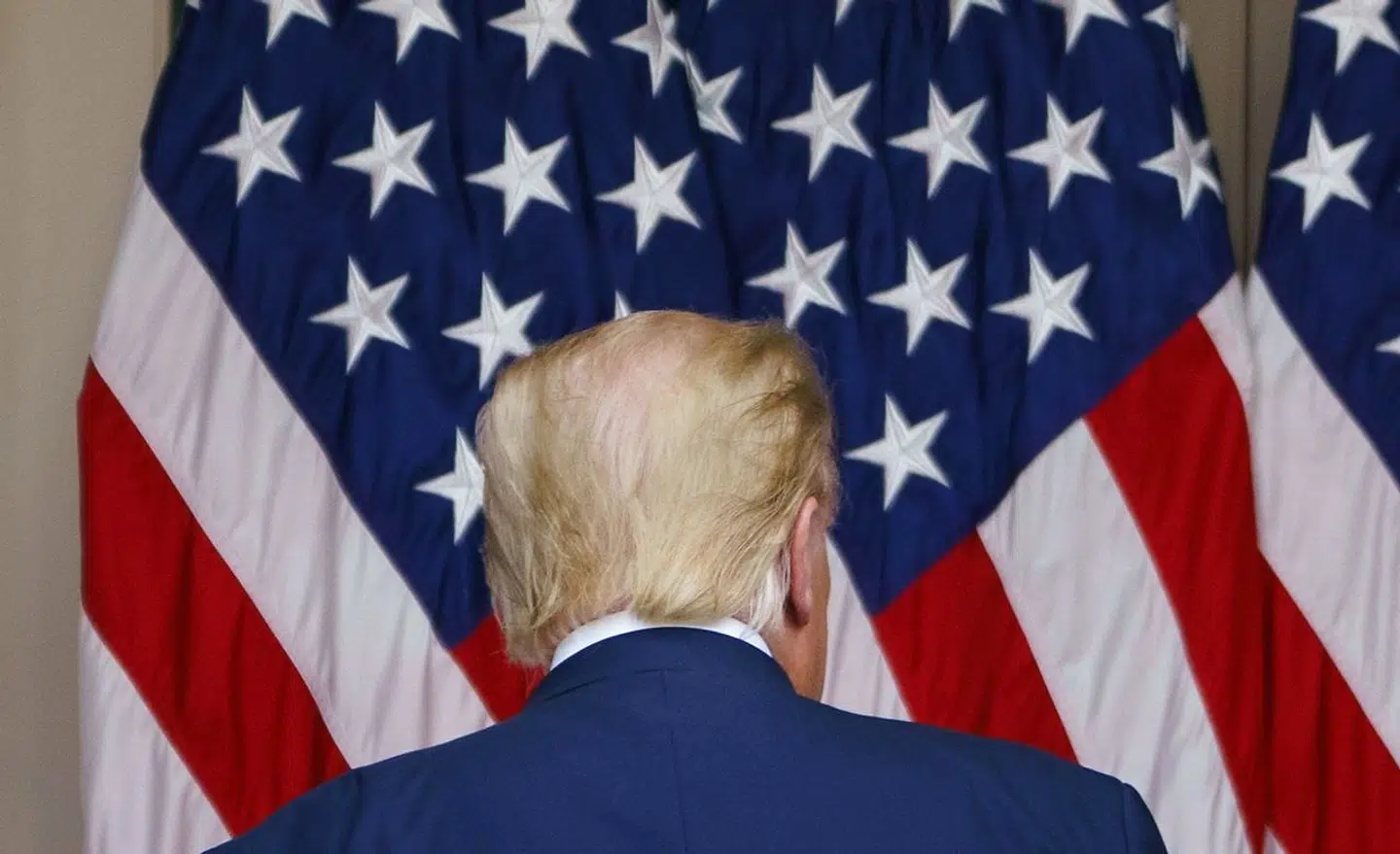 Farvel efter fire turbulente år i Det Hvide Hus. Donald Trump bryder med flere traditioner, når han og hustruen forlader præsidentboligen. Trump har forberedt en hyldest med rød løber, militært hornorkoster og 21 kanonskud som afskudssalut til sig selv på en militærbase i Maryland, kort før Joe Biden bliver taget i ed som USA's 46. præsident i Washington D.C.
