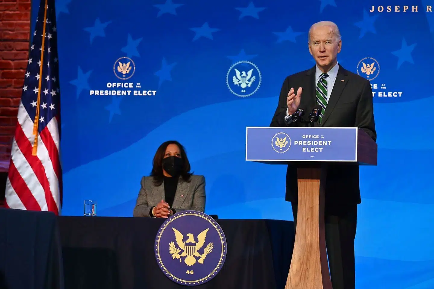 78-årige Joe Biden bliver onsdag klokken 12.00 amerikansk tid indsat som USA's 46. præsident, når han aflægger ed med hånden på Bibelen. Kamala Harris bliver hans vicepræsident. Biden har på forhånd sagt, at han kun vil sidde en enkelt periode i Det Hvide Hus. Derefter kan vejen være banet for Kamala Harris ved præsidentvalget 2024.