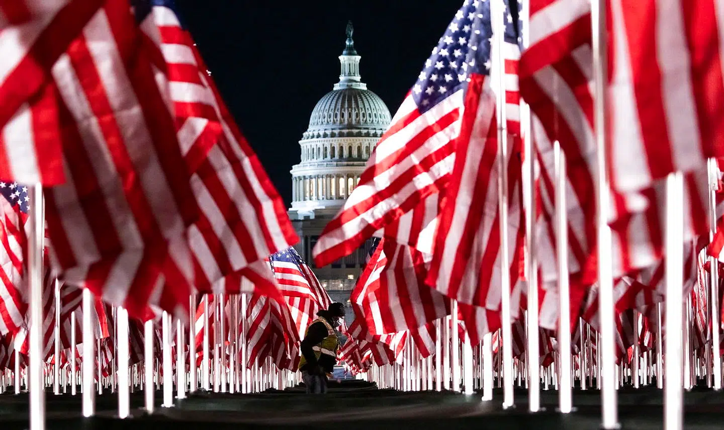 Der arbejdes på højtryk i Washington D.C. for at gøre klar til indsættelsen af Joe Biden. Ceremonien er omgærdet af et hidtil uset sikkerhedsudbud efter stormen på og belejringen af Kongressen forrige onsdag. 25.000 kampklædte tropper fra Nationalgarden er i hovedstaden.