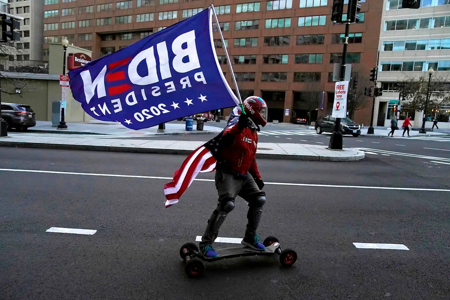 En Biden-tilhænger i gadebilledet i Washington DC, der ellers i overvejende grad ligger øde hen.