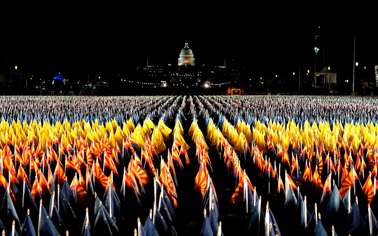 'Field of Flags' i mørke og oplyst.