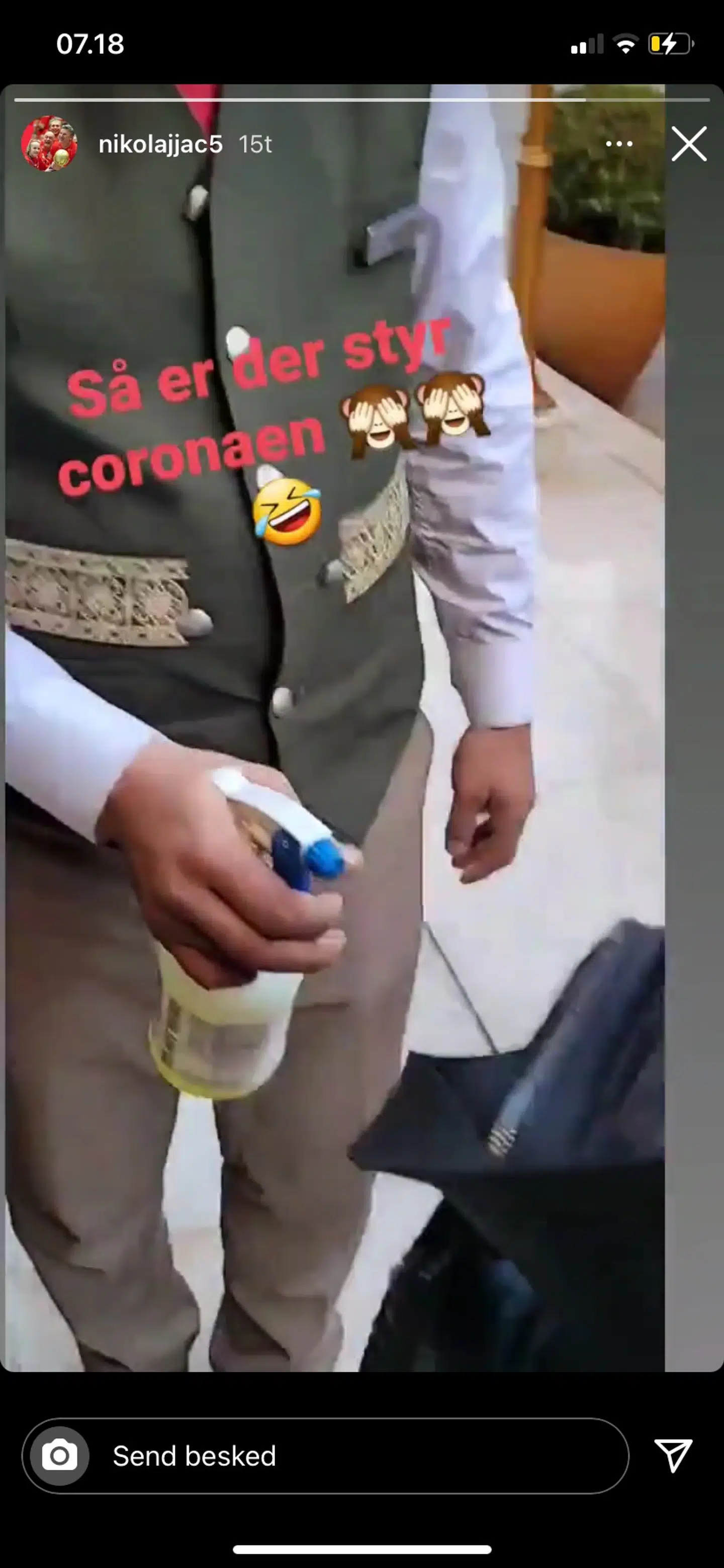 Landstræner Nikolaj Jacobsen får her afsprittet sin taske.