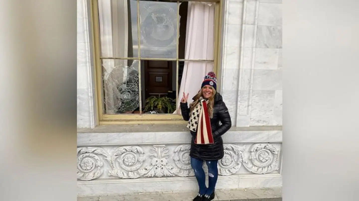 Jenna Ryan foran kongresbygningen i Washington D.C.