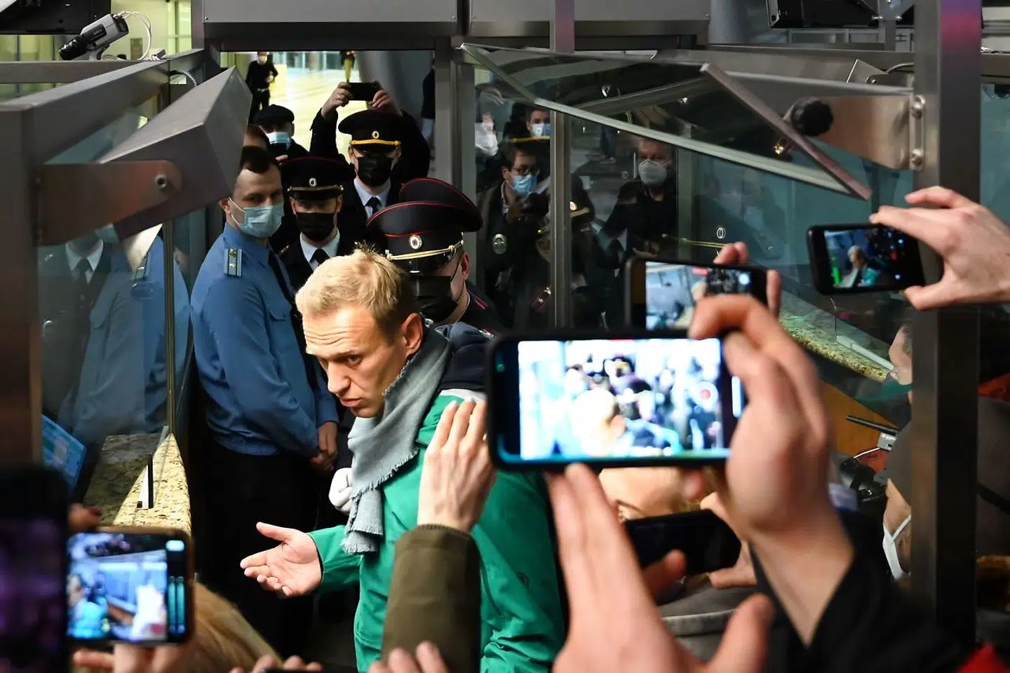 De russiske myndigheder stod klar til at smide Aleksej Navalny bag tremmer i samme øjeblik, han skulle gennem paskontrollen i lufthavnen i Moskva. Forinden var hans fly blevet omdirigeret til en anden lufthavn end den, hvor han tilhængere ventede på at modtage ham.