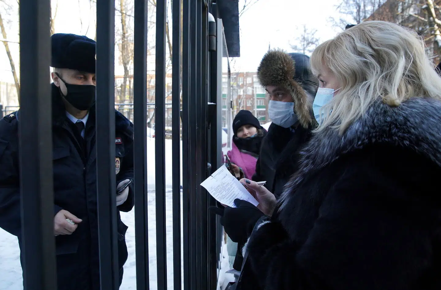 Aleksej Navalnys advokater måtte mandag forhandle gennem jerngitteret til politistationen i Khimki uden for Moskva, hvor oppositionspolitikeren bliver tilbageholdt efter sin anholdelse søndag.