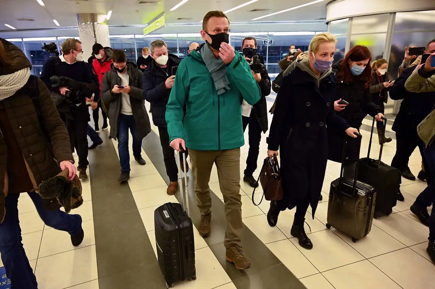 Med sin kone Yulia ved sin side ankom Aleksej Navalnyj i Moska efter at have været behandlet fem måneder i Tyskland efter nervegiftangrebet.