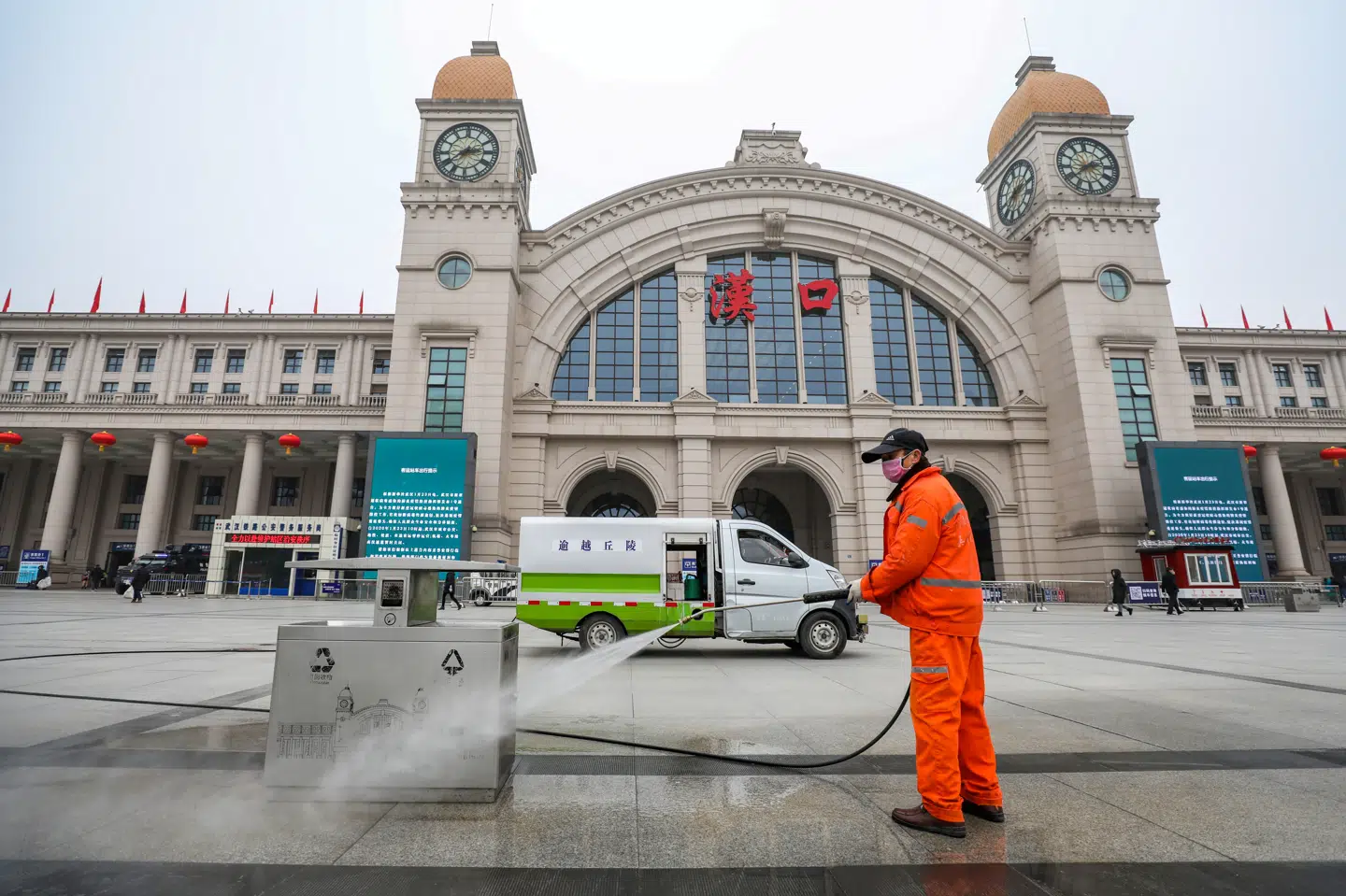 En kommunal medarbejder desinficerer pladsen foran en togstation i byen Wuhan 23. januar 2020, da kinesiske myndigheder havde lukket hele den store millionby ned. (Arkivfoto) China Daily Cdic/Reuters
