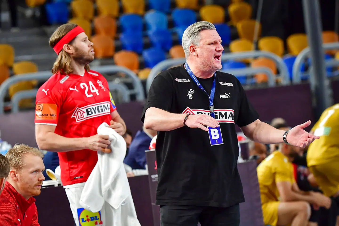 KAIRO 20210115 Danmarks tränare Nikolaj Jacobsen (th) och Mikkel Hansen (tv) under fredagens match i handbolls-VM, grupp D, mellan Danmark och Bahrain på Cairo Stadium Sports Hall. Foto: Jonas Ekströmer / TT / kod 10030. (Foto: 10030 Jonas Ekströmer/TT/Ritzau Scanpix)