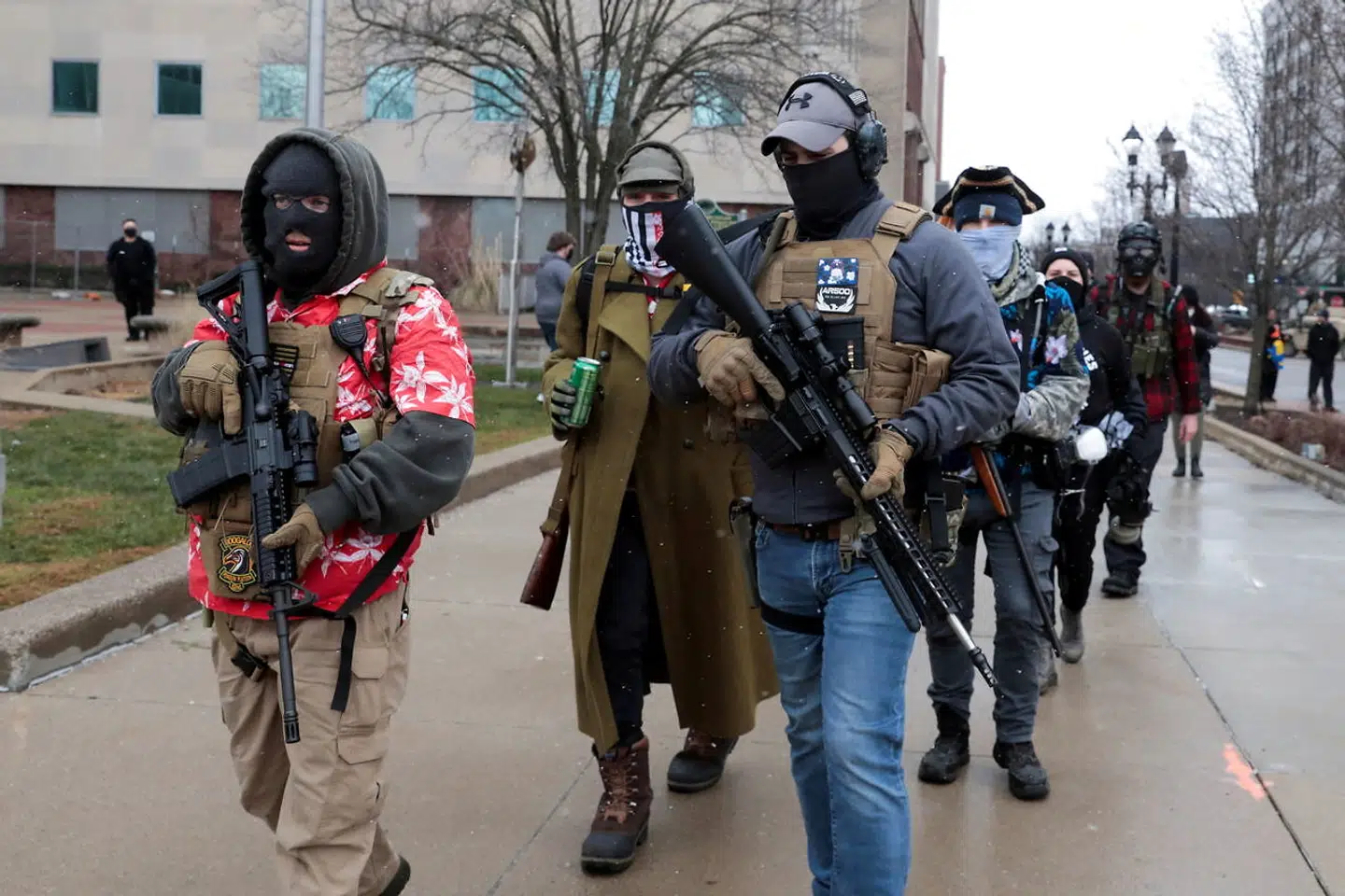Medlemmer af Boogaloo Bois protesterer mod valgresultatet i Michigan søndag.