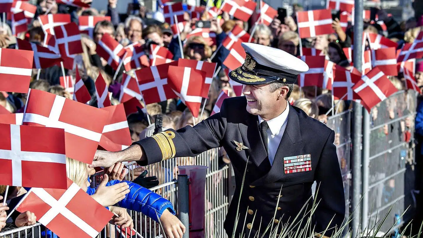 Kronprins Frederik hilser på borgerne efter ankomsten med kongeskibet Dannebrog til Frederikshavn, tirsdag 25. september 2018.