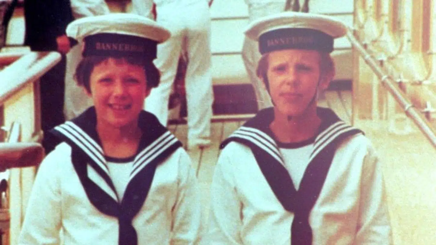 Kronprins Frederik og prins Joachim fotograferet i matrostøj i 1978.