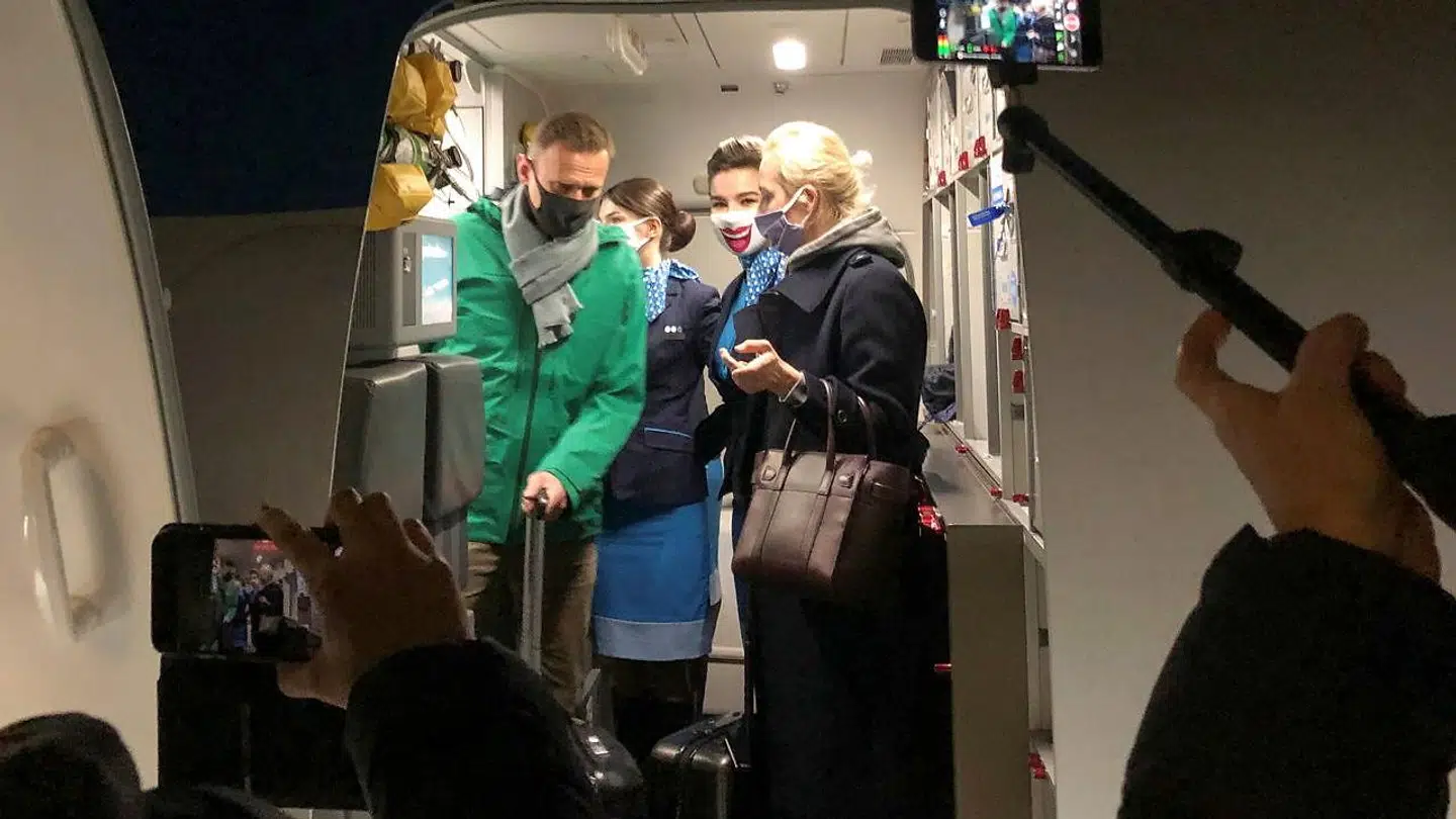 Her stiger han ud af flyet i Rusland.