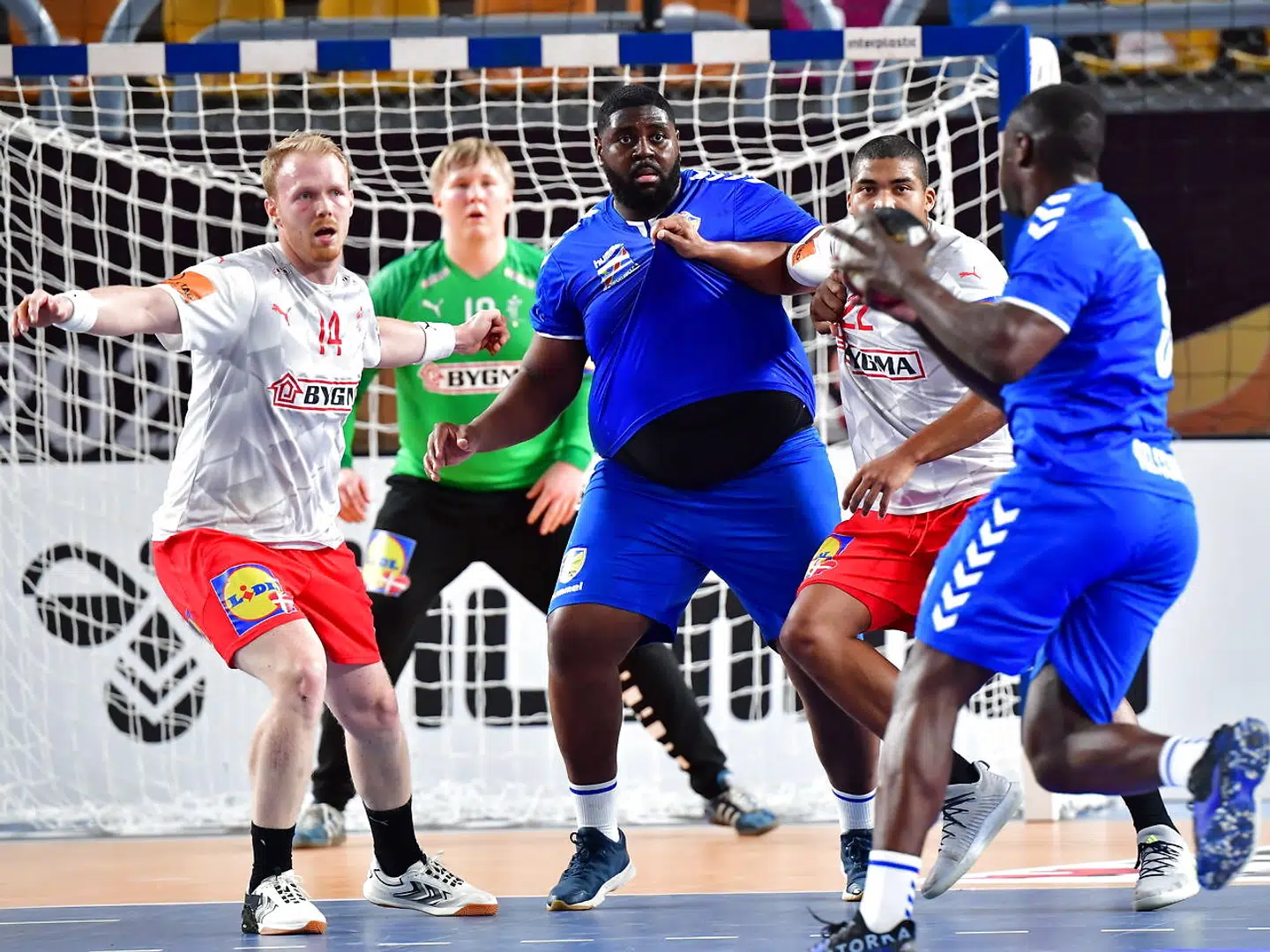 KAIRO 20210117 Danmarks Anders Zachariassen (tv) och Mads Mensah Larsen samt Kongos Gauthier Mvumbi Thierry (#15) under söndagens match i handbolls-VM, grupp D, mellan Kongo-Kinshasa och Danmark på Cairo Stadium Sports Hall. Foto: Jonas Ekströmer / TT / kod 10030. (Foto: 10030 Jonas Ekströmer/TT/Ritzau Scanpix)