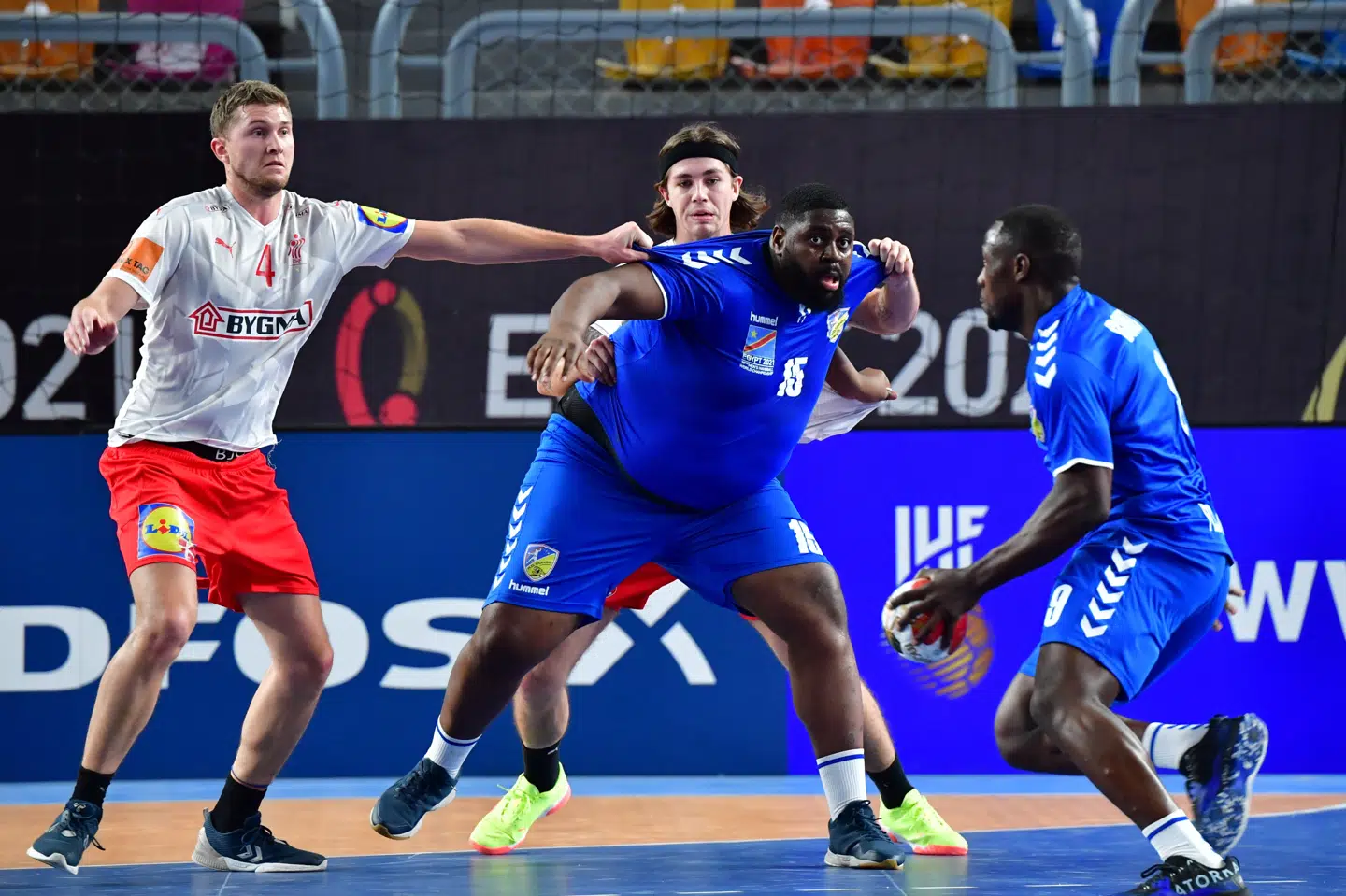 Congoleseren Gauthier Mvumbi Thierry (i midten) var en stor mand at markere for Magnus Landin (til venstre) og resten af det danske forsvar ved VM i Egypten. Det endte dog med en dansk storsejr søndag aften. Jonas Ekströmer/TT/Ritzau Scanpix