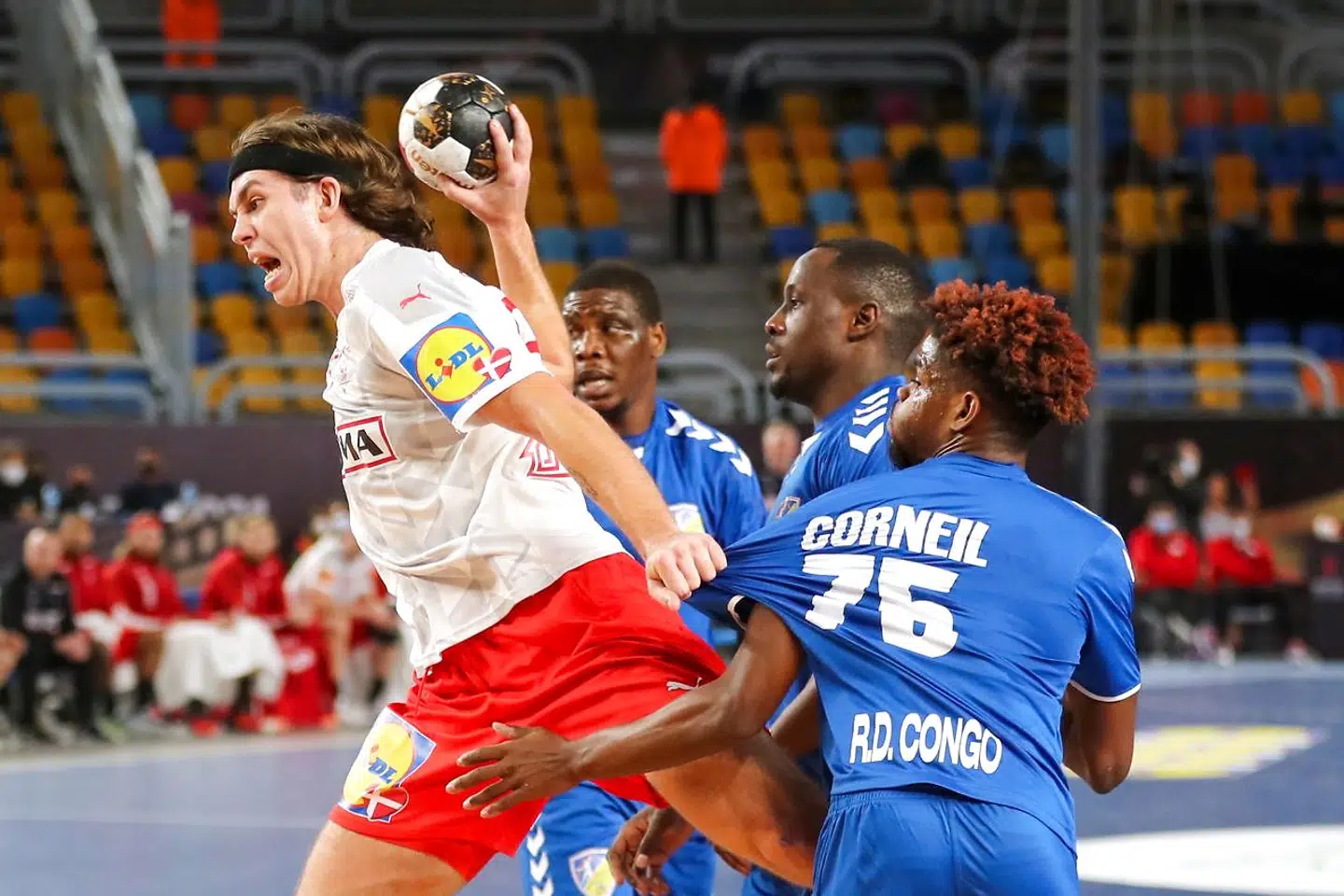 Denmark's left back Jacob Holm (L) is challenged by Democratic Republic of Congo's right winger Steeven Corneil Olivier (R) during the 2021 World Men's Handball Championship match between Group D teams DR Congo and Denmark at the Cairo Stadium Sports Hall in the Egyptian capital on January 17, 2021. (Photo by MOHAMED ABD EL GHANY / POOL / AFP)