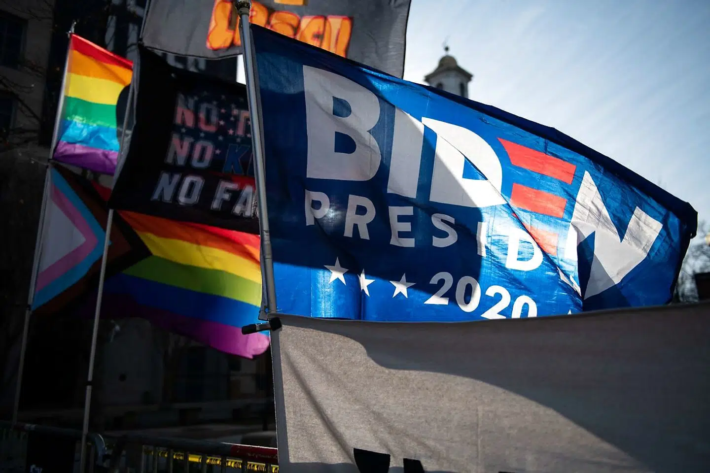 Nogen har hængt støtteflag op i centrum af Washington.