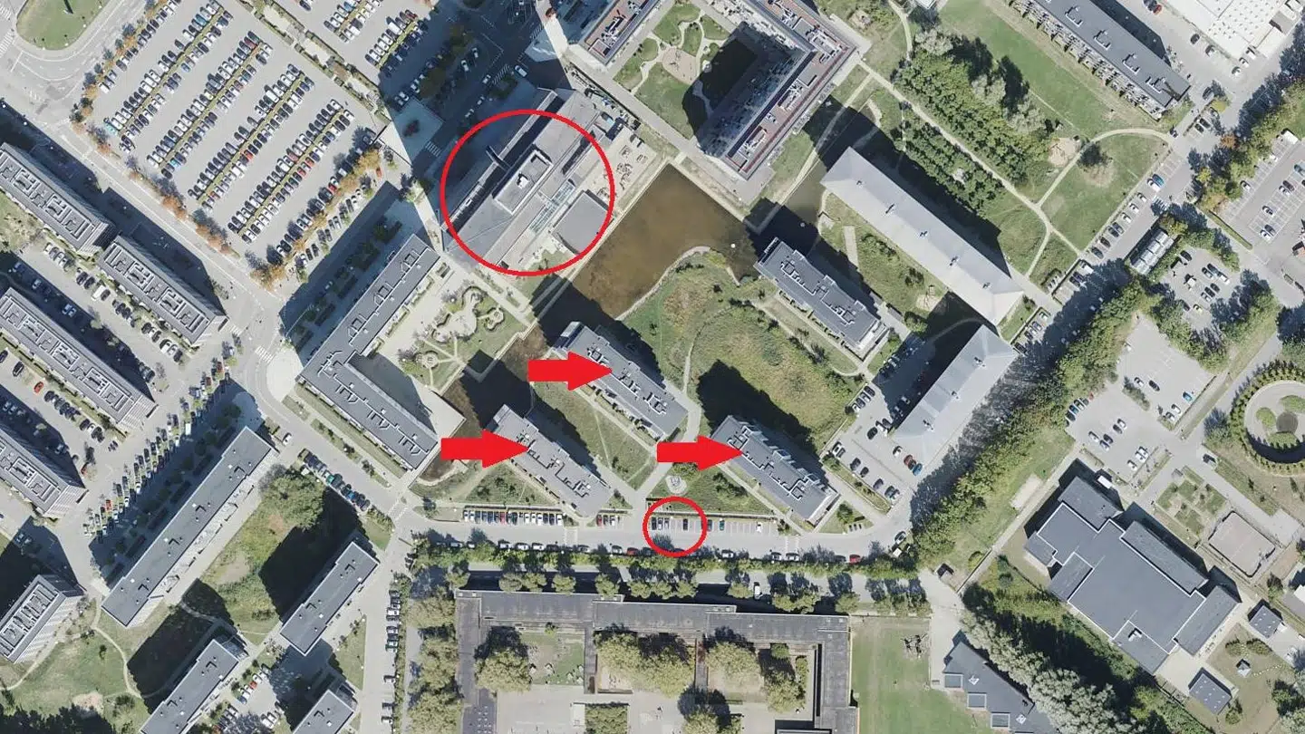 Her udfoldede lørdagens bombedrama sig på Gyngemose Parkvej: De tre pile peger på de tre bygninger, der blev evakueret. Den lille cirkel viser, hvor den bombelignende genstand blev fundet, og den store cirkel viser, hvortil beboerne blev evakueret i den gamle TV-Byen-bygning.